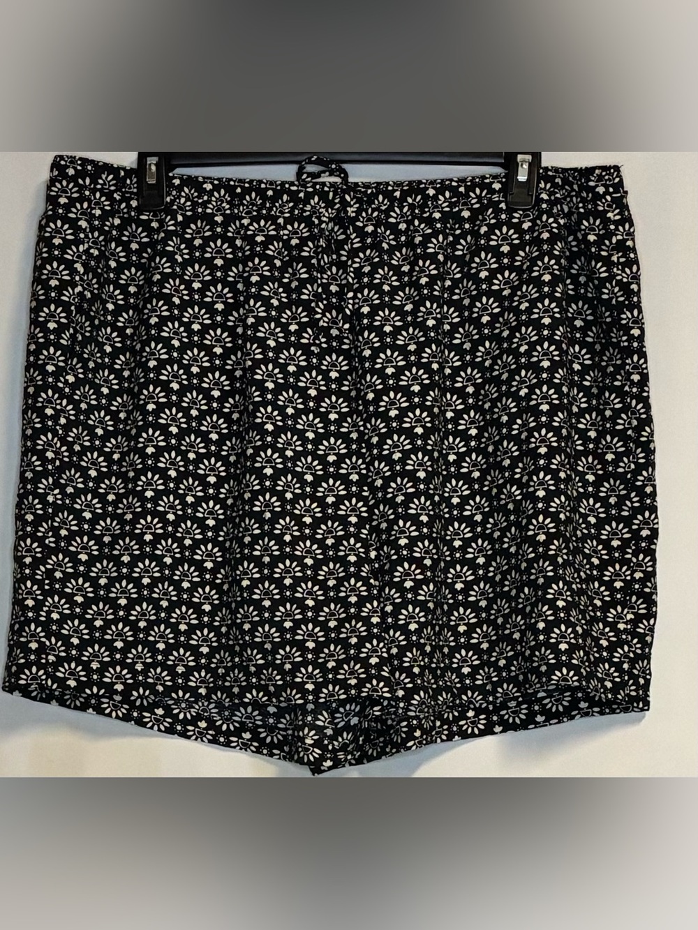 Torrid Like New 3X Black White Floral Geometric Medallion Lounge Shorts